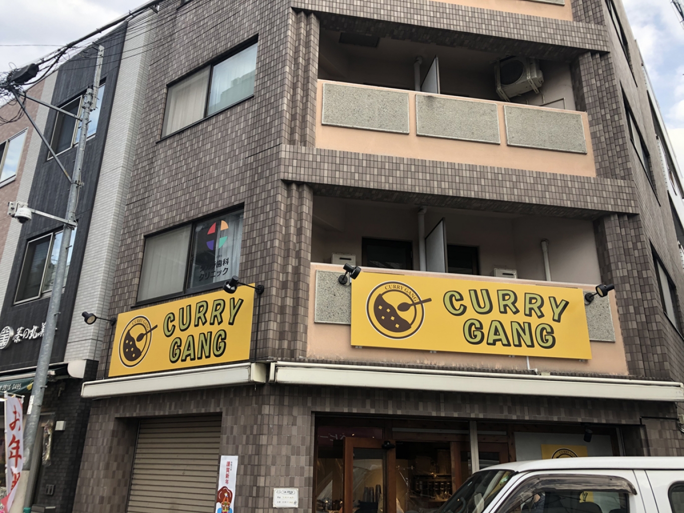 仕事始めは板状看板の施工です