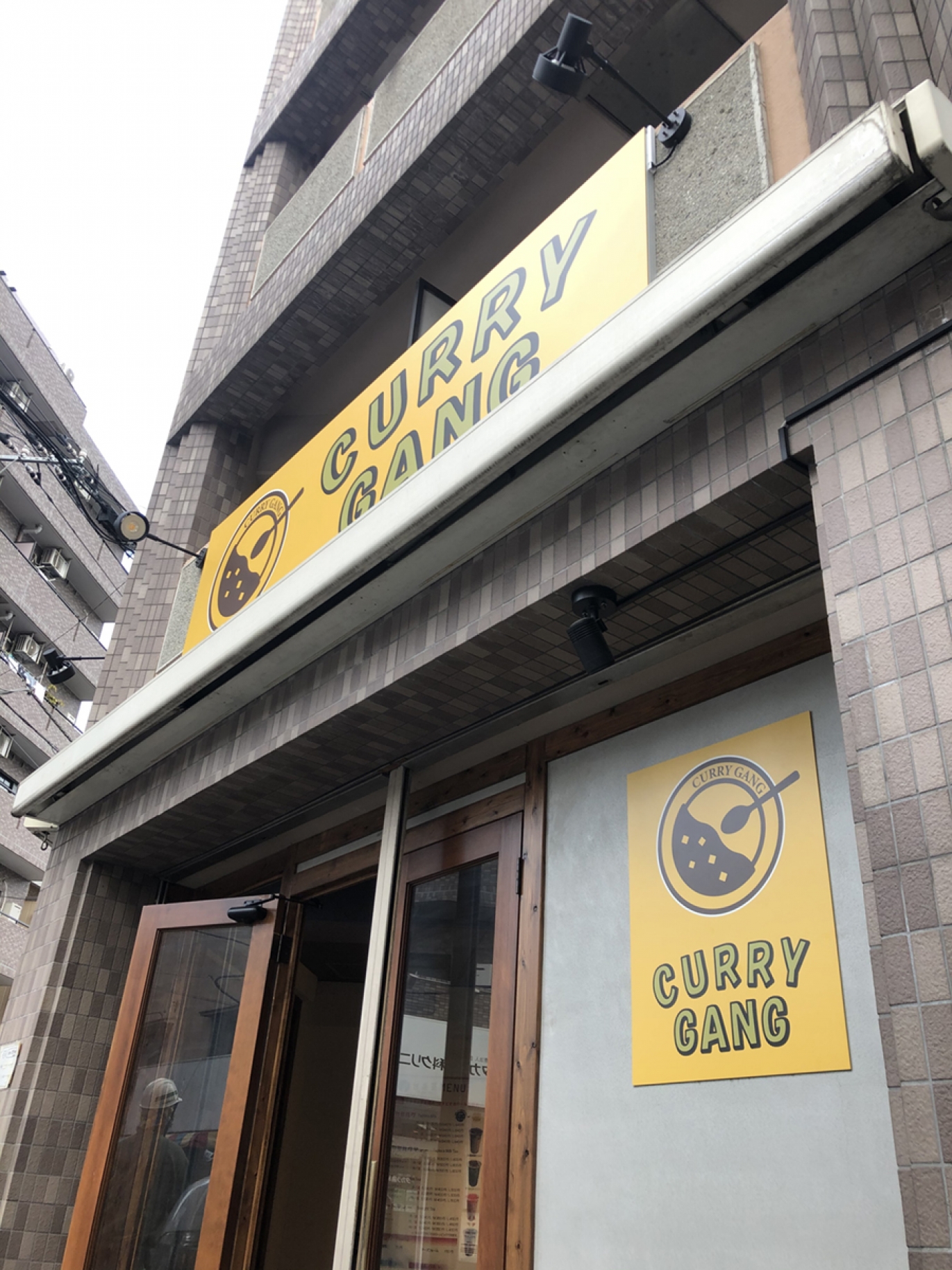 仕事始めは板状看板の施工です