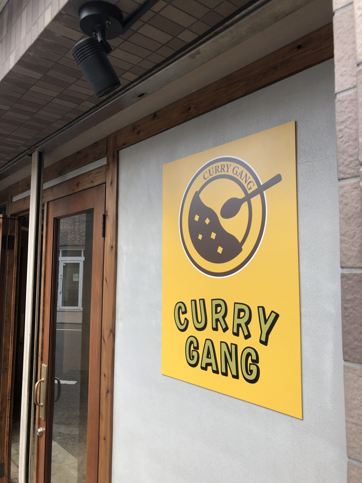 仕事始めは板状看板の施工です